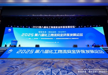 东风商用车携龙擎3.0动力链强势亮相2025化工物流安全环保发展论坛