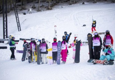 粉雪联赛丝绸之路山地度假区分站赛燃情开赛