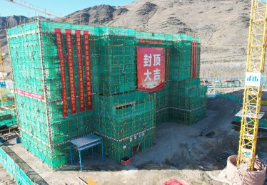 阿勒泰戍边公寓建设项目主体顺利封顶