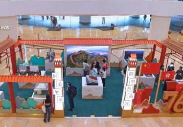 香港举办微型艺术展迎接国庆