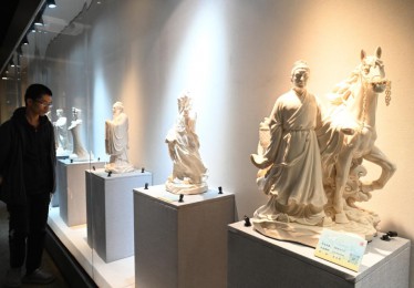 “素白凝光——德化白瓷艺术传承展”在福州开幕
