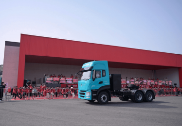 600度大电量，693匹大马力，专为资源类运输打造的东风天龙KL纯电牵引车实拍