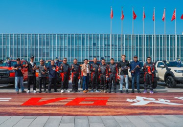 从“交车”到“交底”：魏建军为V6火炮首批车主交车