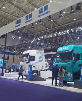 能上绿牌 续航无忧 东风天龙KL增程混动重卡亮相武汉车展